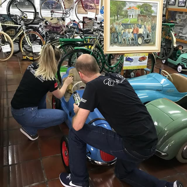 Equipe da Engels Car higienizando carros de coleção com todo o cuidado