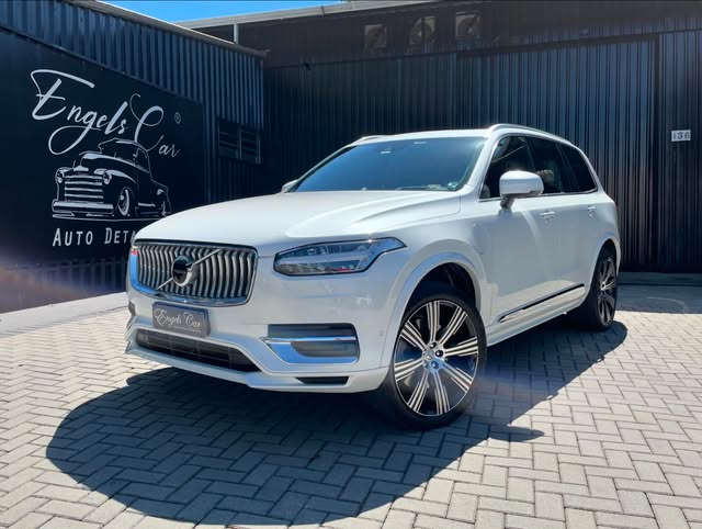 Volvo XC90 branco detalhado, em frente à fachada da Engels Car